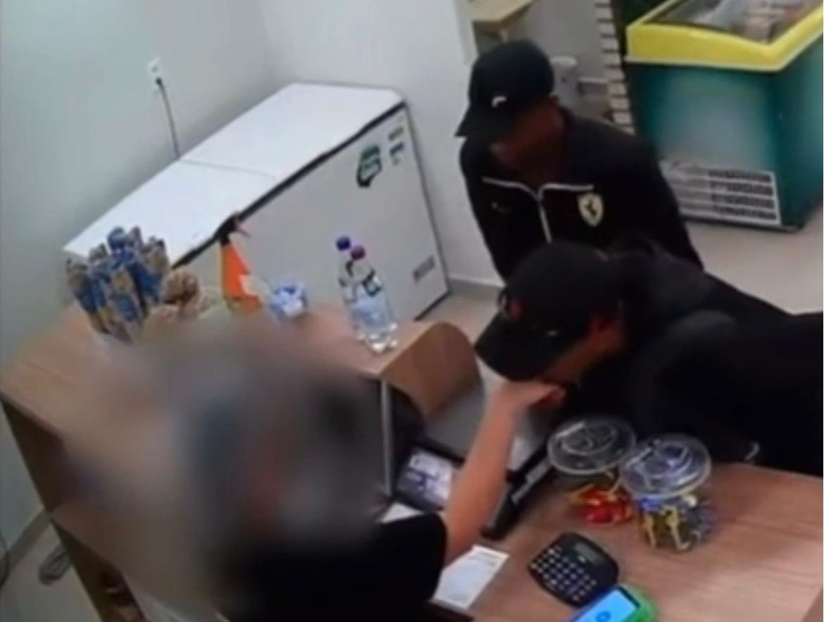 Um romântico criminoso ; Ladrão se despede de roubo com beijo na mão da vítima em Cidade ocidental