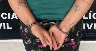 Mulher é presa por esfaquear marido por suspeitar de traição em Goiás