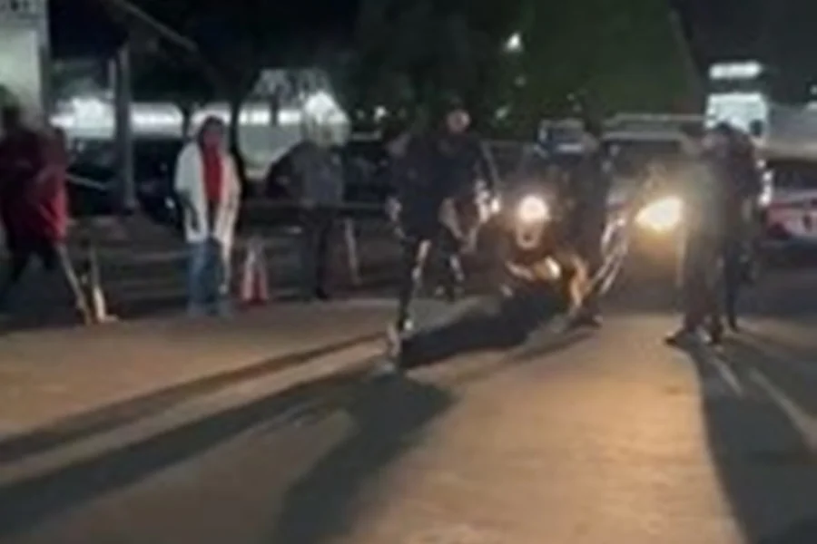 VEJA ; Polícia teve que usar arma de choque para conter mulher que quebrou carro do EX no DF