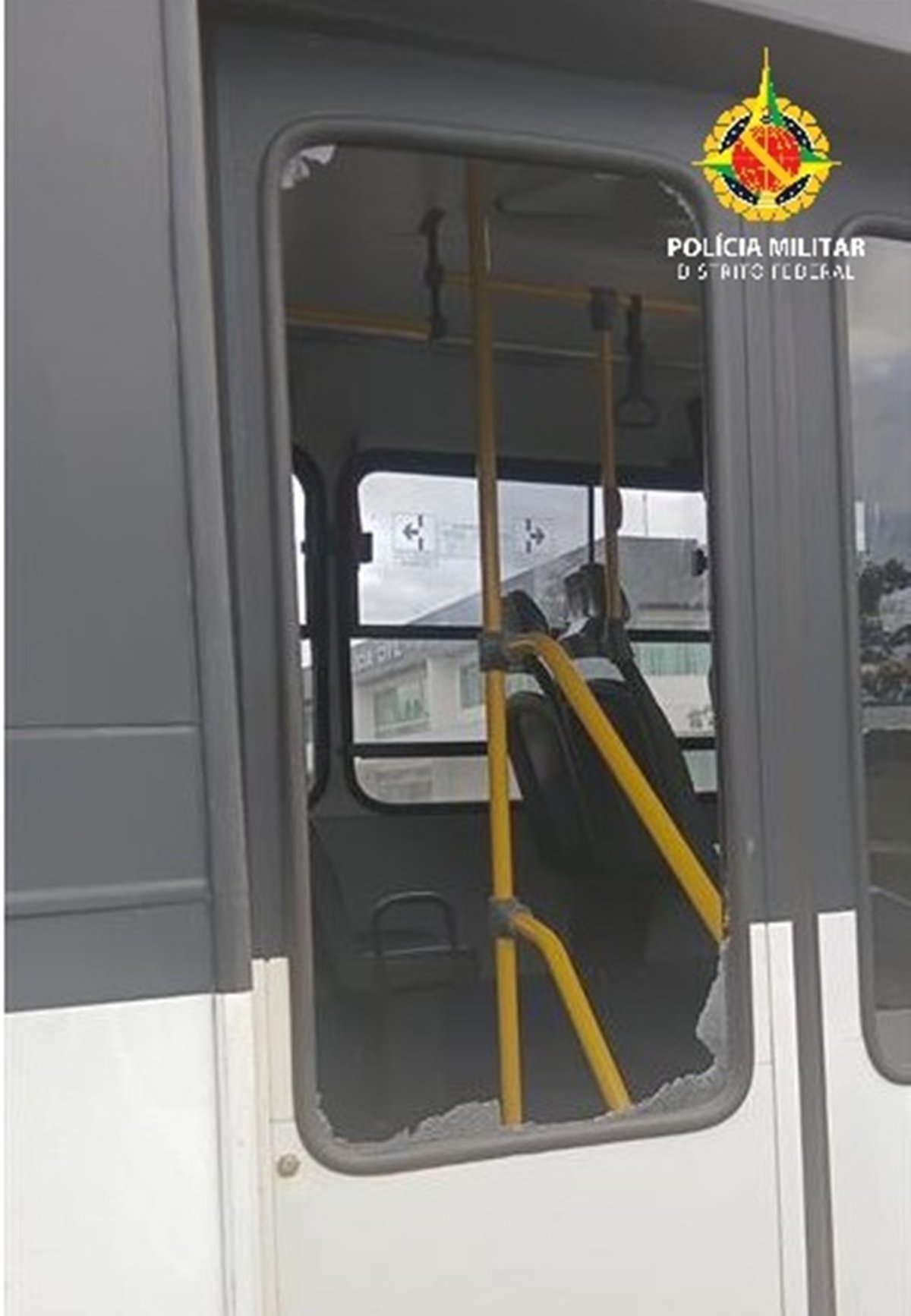 Homem que chutou e quebrou porta traseira de ônibus é preso no DF