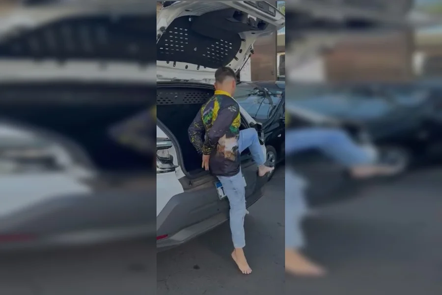 Mulher atacada e esfaqueada por sobrinho na frente de crianças, correu para banheiro e se trancou para não morrer