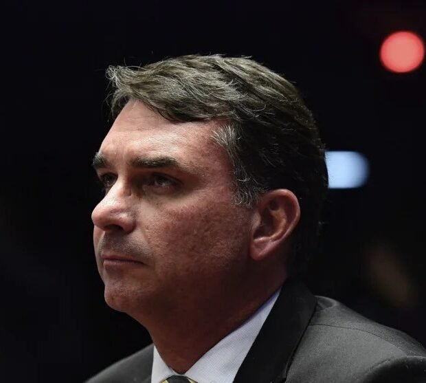 Envolto no caso Master, Flávio Bolsonaro critica PT após operação da PF contra líder do governo