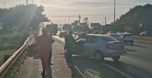 Motociclista fica ferido após sinistro com veículo na EPTG