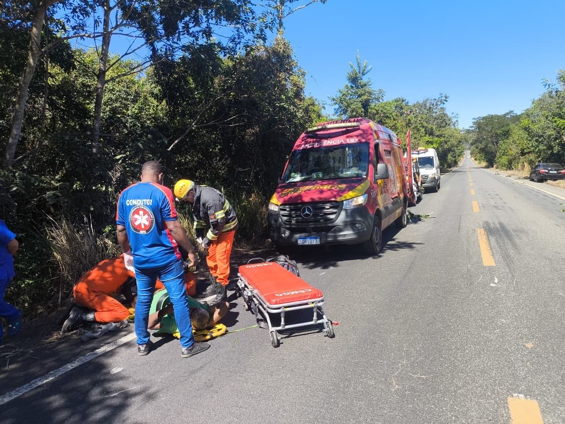 Duas pessoas morrem após carro cair em ribanceira em Teresina de Goiás Uma pessoa foi resgatada viva pelos bombeiros