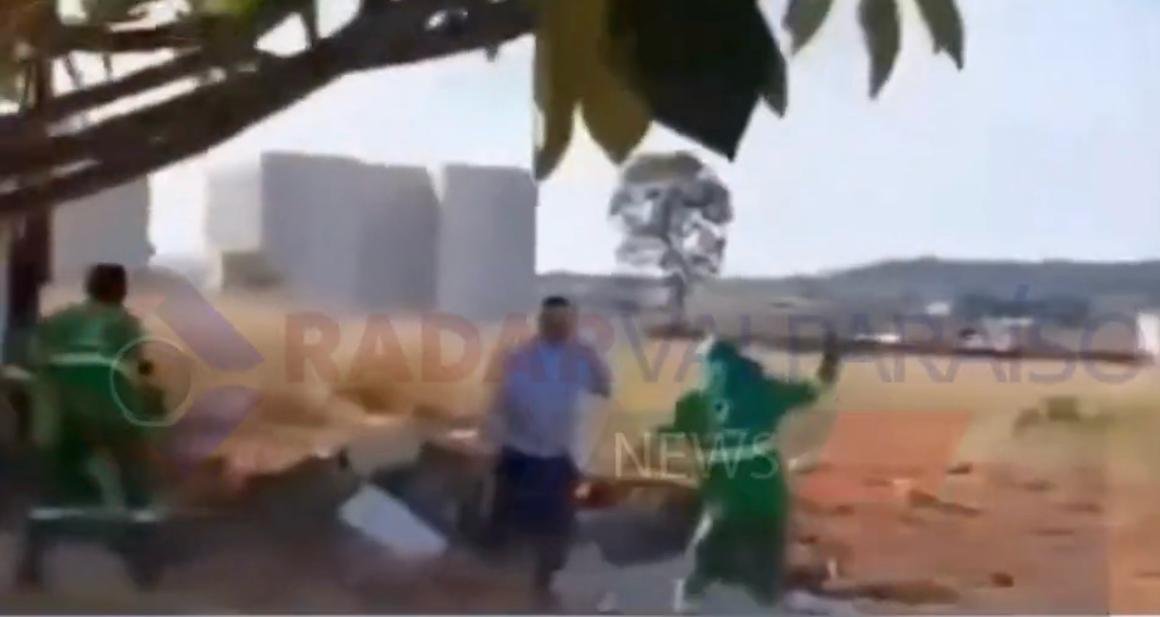 Garis são atacados com socos e pauladas enquanto trabalham em Goiânia; assista