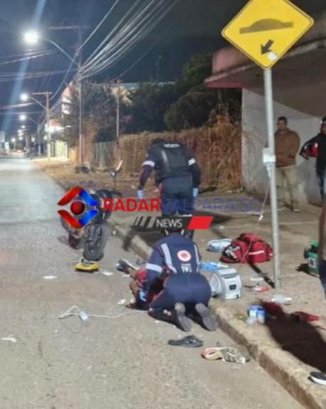 Acidente com moto deixa uma mulher morta e hospitalizada em Valparaíso.