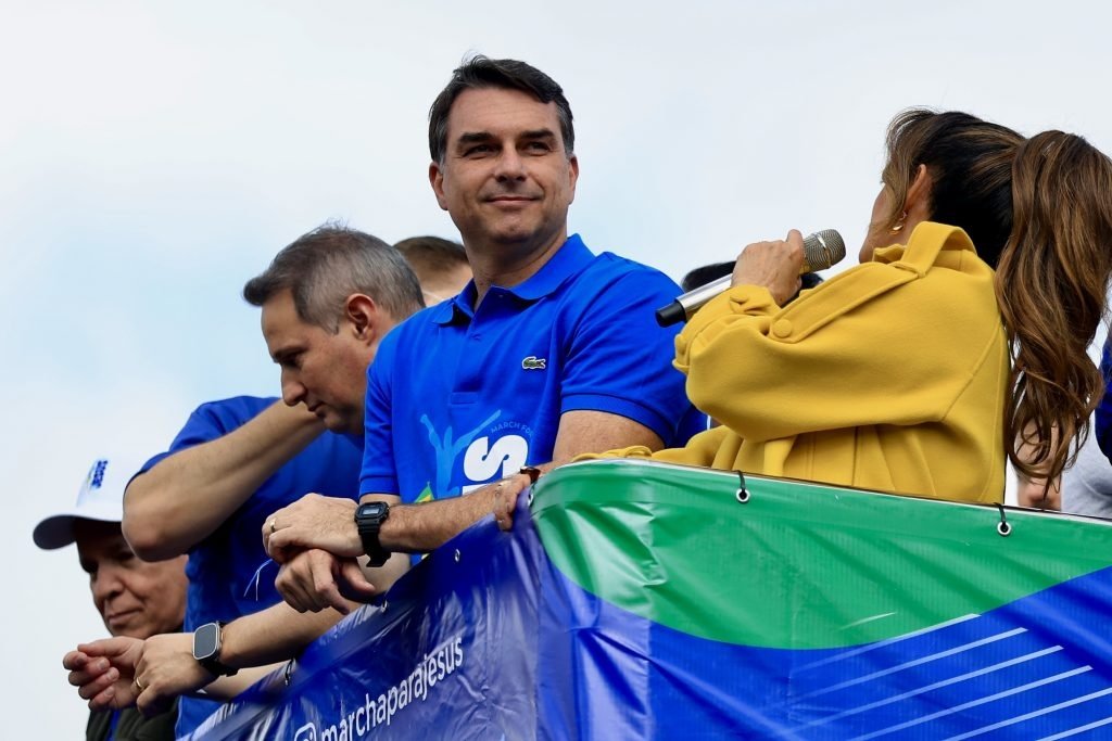 País está passando por uma grande guerra espiritual, diz Flávio Bolsonaro na Marcha para Jesus