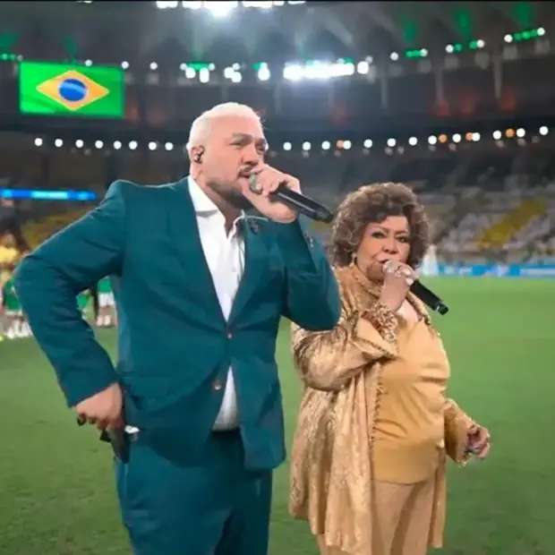 Belo e Alcione se perdem no hino do Brasil no Maracanã; torcida salva